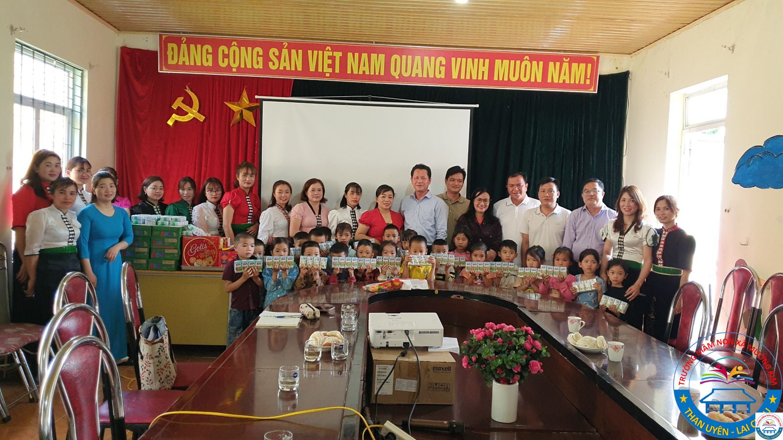 Ban lãnh đạo Công ty CP LIZEN (LCG) đến thăm Trường mầm non xã Mường Kim và tặng quà cho các con.
